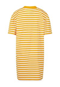 T-shirt à manches courtes rayé jaune et blanc avec une coupe droite et un col rond, présentant des lignes horizontales espacées uniformément.