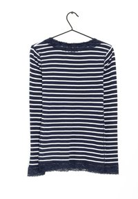 Marinblus och vit randig långärmad topp med spetsdetaljer vid halsringningen och nederkanten. Tillverkad av bomull med en figurnära design och rund hals.