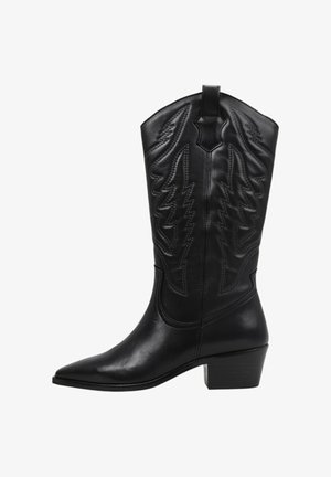 Botas de vaquero de cuero negro con punta afilada, tacón bajo y costuras decorativas que presentan motivos de rayo en el caña.