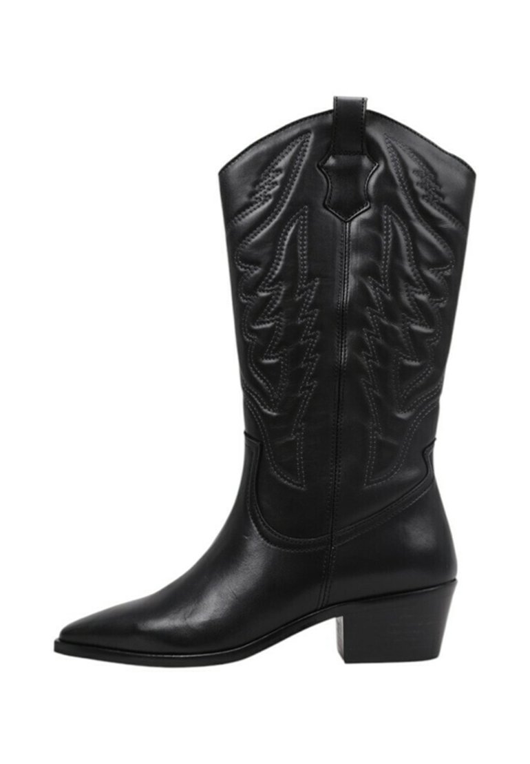 Botte de cowboy en cuir noir avec bout pointu, talon épais et coutures décoratives. Caractérisée par une tige haute avec des motifs embossés.