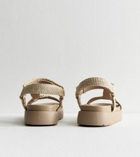 Chunky sandaler med vävda beige remmar och en tjock, beige plattformssula. Har justerbara anklar och remmar över mellanfoten för en säker passform.