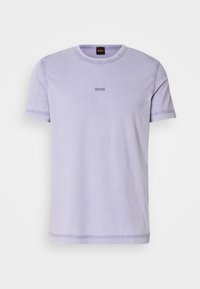 Světle fialové krátké tričko s kulatým výstřihem. Obsahuje logo "BOSS" ve shodné barvě, viditelné švy podél lemu.