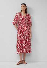 Rood en wit gestreepte jurk met een V-hals, pofmouwen en een getailleerde taille. De stof heeft een zachte textuur en een gelaagde zoom.