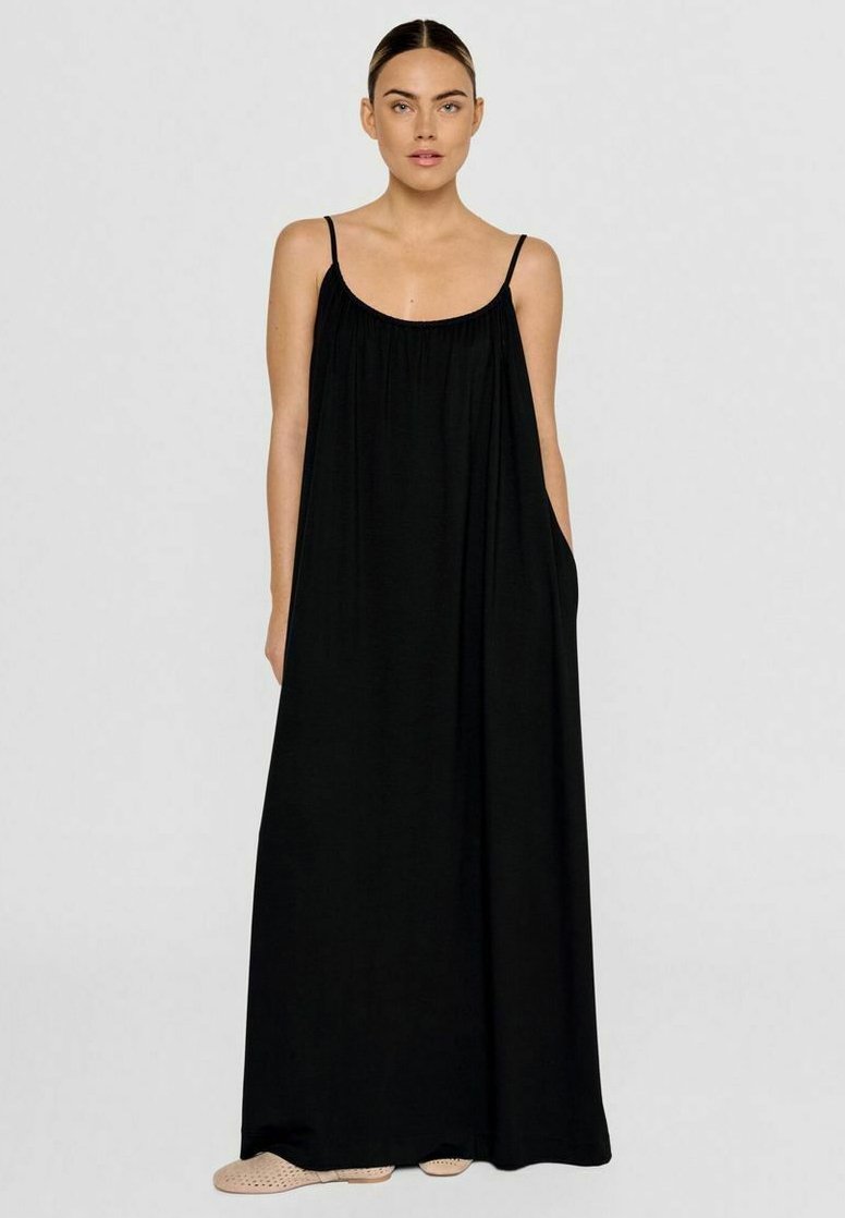 Schwarzes Maxikleid mit dünnen Trägern, gerafftem Ausschnitt, lockerer Passform und Seitentaschen. Hergestellt aus weichem, fließendem Stoff, der bis zu den Knöcheln reicht.