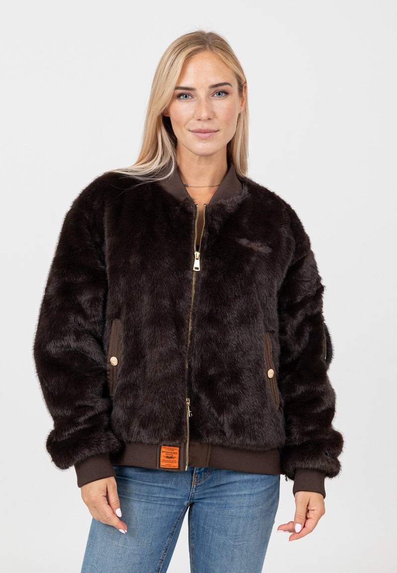 Bruine nepbont bomberjack met ribgebreide manchetten en onderrand, gouden ritssluiting, twee zijzakken en een logo-label aan de onderkant.