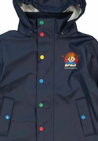 Laivaston vedenpitävä takki, jossa on monivärisiä nappeja (punainen, keltainen, vihreä, sininen) ja sarjakuvahahmon logo rinnassa, sisältäen hupun ja taskun.