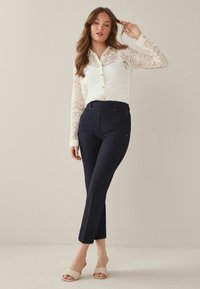 Next MIT GERADEM BEIN UND ELASTISCHER RÃ¼CKSEITE - Kalhoty - navy blue