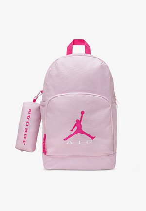 Sac à dos Jordan rose clair avec logo Jumpman rose vif, texte "AIR" blanc et bouteille d'eau rose assortie attachée sur le côté.