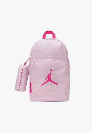 Sac à dos Jordan rose clair avec logo Jumpman rose vif, texte "AIR" blanc et bouteille d'eau rose assortie attachée sur le côté.