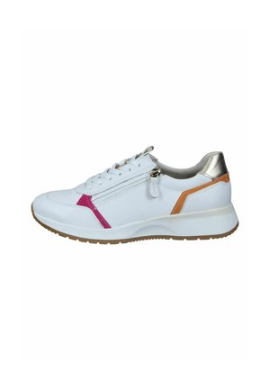 Weiße Sneaker mit glattem Lederfinish, rosa und orangefarbene Akzente, silbernes Fersenstück und einem funktionalen Reißverschluss für einfaches Anziehen.