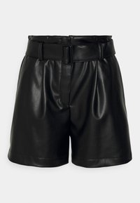 Shorts en faux cuir noir avec une taille haute ceinturée, présentant des plis à l'avant et des bords nets, offrant une texture lisse et brillante.
