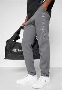 Champion ICONS TONAL CUFF LARGE LOGO - Joggebukse - foggy