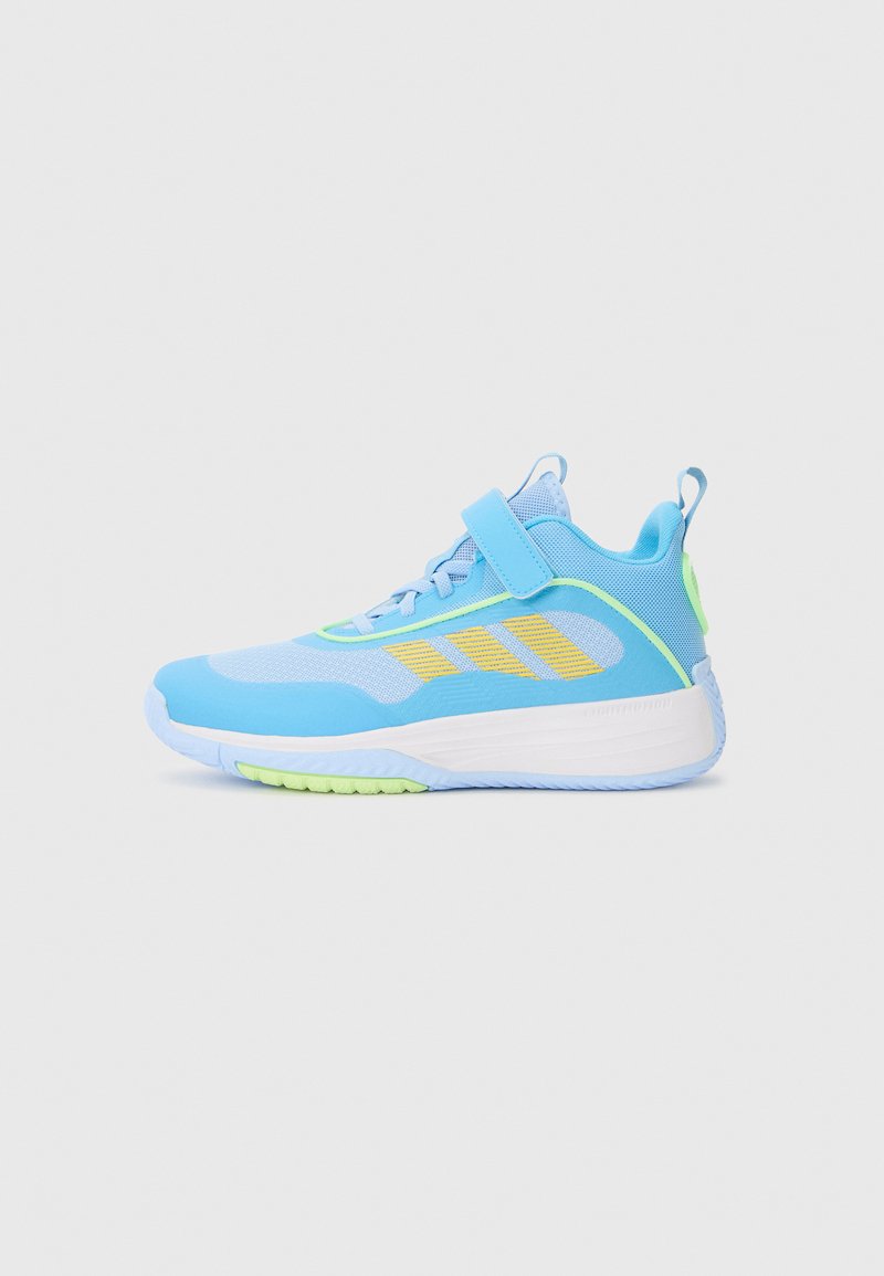 Baskets de sport bleues en matériaux mesh et synthétiques, avec des rayures jaunes, une languette rembourrée et un accent vert clair sur le talon.