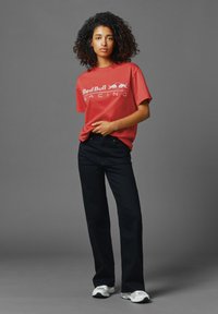 Red Bull Racing x Pepe Jeans RED BULL RACING LOGO DRIVER TEE - Apdrukāts T-krekls - mars red