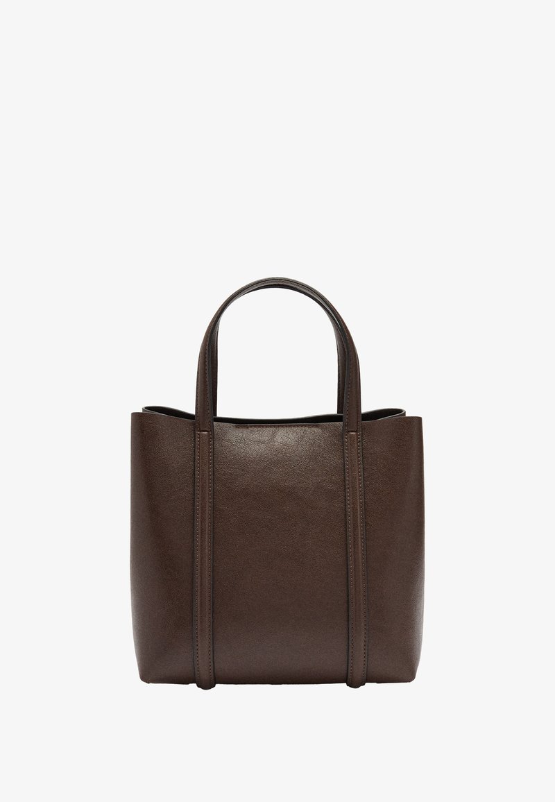 Brązowa torba typu tote ze skóry o gładkiej fakturze, z dwoma uchwytami i pionowymi przeszyciami. Prostokątny kształt z otwartym wierzchem zapewniającym łatwy dostęp.
