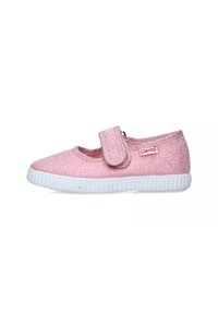 Scarpe in tessuto rosa con finitura testurizzata, punta arrotondata e suola in gomma bianca. Presenta un cinturino in Velcro e un piccolo etichetta del marchio rossa.