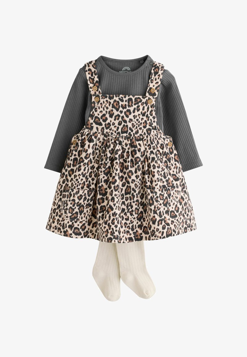 Jaguarprint kjole med beige stof, ribbet grå langærmet bluse og cremede ribbet sokker. Har stropper, knapper og en udvidet skørt.