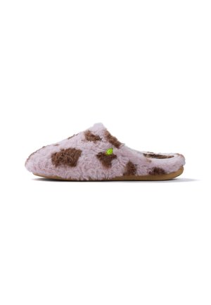 Zapatilla suave rosa con manchas marrones, de felpa, tipo slip-on, con tacón bajo y suela marrón clara, mostrada de perfil sobre fondo blanco.