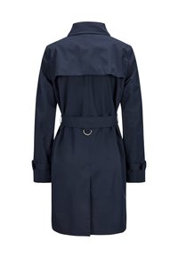 Marineblauer wasserdichter Trenchcoat mit einem taillierten Gürtel, langen Ärmeln und einem Rückenaufschlag. Glatte Textur mit einer maßgeschneiderten Passform.