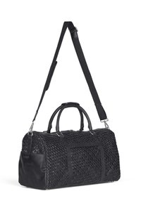 Musta urheiluputki, jossa on kudottu nahkatextuuri, sileät nahkaakoristeet, kaksinkertaiset kahvat ja irrotettava olkahihna. Vetoketjukiinnitys ylhäällä.