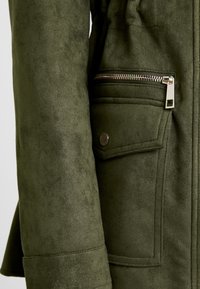 River Island Jacka i konstläder - khaki