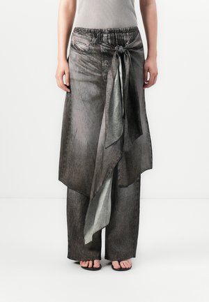 Denim omslagskjørt med bundet talje, featuring et lagdelt design i mørkegrå med en lysere detalje, parret med brede bukser.