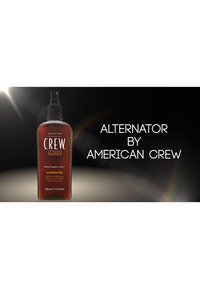 Amber plastflaske med svart pumpehette. Etiketten har hvit tekst som leser "ALTERNATOR av AMERICAN CREW," som indikerer fleksibilitet og kontroll.