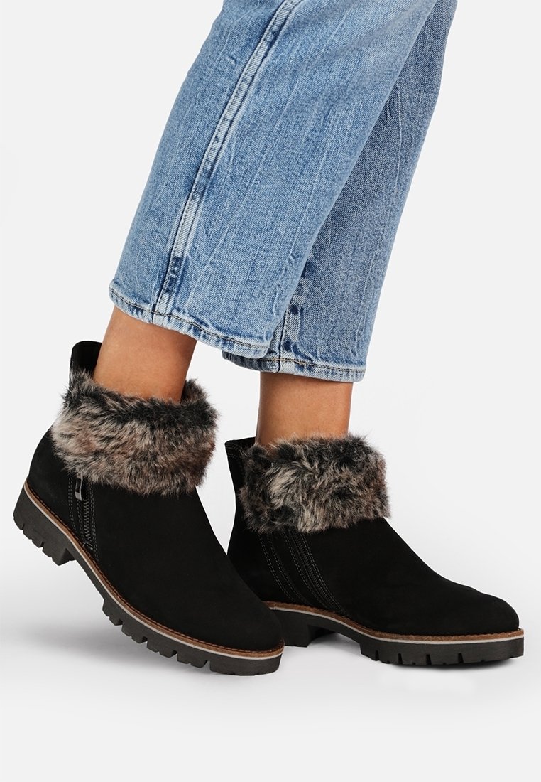 Bottines en daim noir avec un revers en fausse fourrure, une semelle texturée et des fermetures éclair latérales. Conçues avec un bout arrondi et une couture robuste.