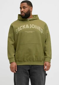 Oliwkowa bluza z kapturem z przednią kieszenią, z dużym, jasnym napisem "JACK & JONES" oraz miękką fakturą materiału.