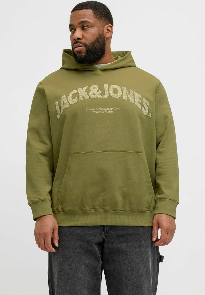 Oliwkowa bluza z kapturem z przednią kieszenią, z dużym, jasnym napisem "JACK & JONES" oraz miękką fakturą materiału.