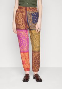 Pantalones de patchwork coloridos que presentan intrincados patrones de paisley y flores en tonos de púrpura, naranja, marrón y oro, con una cintura elástica.