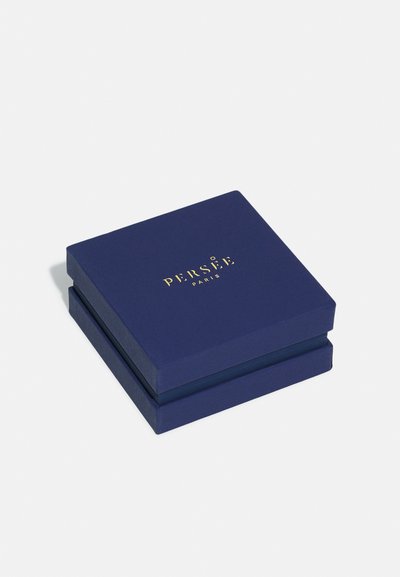 Cutie de cadou din carton de culoare albastru marin, cu o textură netedă și logo-ul auriu imprimat „PERSÉE PARIS” în partea de sus. Formă pătrată cu două straturi.