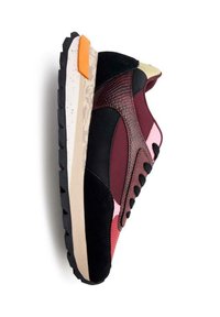 Zapatilla multicolor que presenta gamuza negra, cuero burdeos y acentos rosas. Superficies texturizadas, suela distintiva y tirador en el talón naranja.