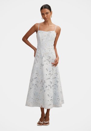 Forever New Petite MILLIE EMBROIDERED MIDI - Robe de jour - soft blue