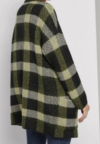 Převládající kardigan s černou, zelenou a šedou kostkovanou vzorovanou, vyrobený z texturované pleteniny s kleslými rameny a bočními kapsami.