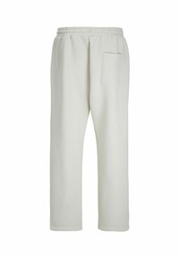 Pantaloni de trening gri deschis din bumbac, cu talie elastică, picioare drepte și un singur buzunar pe spate. Textură netedă și croială relaxată.