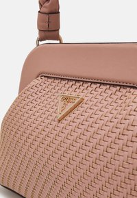 Woven różowa torebka z skórzanymi akcentami, z trójkątnym metalowym logo i teksturowaną powierzchnią. Miękki uchwyt o wiązanym designie.