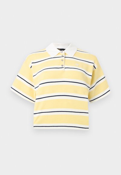 Κίτρινη και λευκή ριγέ μπλούζα πόλο με κοντά μανίκια, λευκό γιακά και τρία κουμπιά μπροστά.