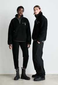Tommy Jeans BADGE ZIP UNISEX - Flisinis džemperis - black