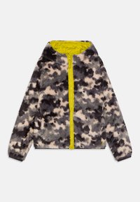 Giacca in pelliccia sintetica con motivo camouflage grigio, nero e beige, presenta una chiusura con zip gialla e cappuccio, con una texture morbida e polsini a coste.