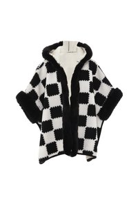 Poncho con cappuccio a scacchi bianco e nero con bordo in pelliccia sintetica, caratterizzato da una consistenza morbida e un design ampio. Senza bottoni né chiusure.