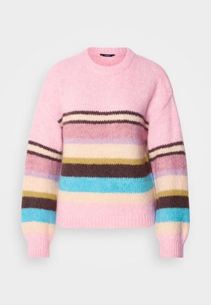 Pull en tricot rose clair avec des rayures horizontales multicolores en marron, bleu, crème et jaune. Il a un col rond et des poignets côtelés.