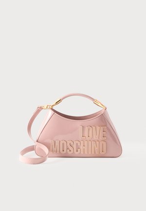 Γυαλιστερή ροζ τσάντα Love Moschino με κυρτή λαβή, αποσπώμενο ιμάντα ώμου και χρυσαφί λογότυπο στην πρόσοψη.