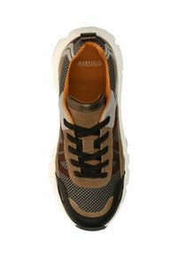 Bruine sneaker van mesh- en suède materiaal, met zwarte veters, een opvallende rubberen zool en een interior met oranje accenten.