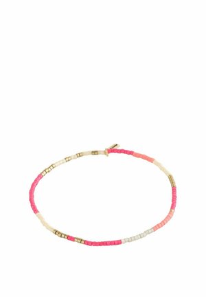 Pärlarmband med rosa, korall- och krämfärger, blandat med guld accenter; flexibelt mönster med små fyrkantiga pärlor.