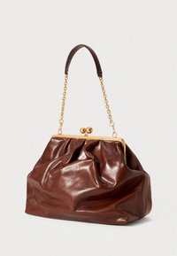 Sac à main en cuir marron avec un design froncé, cadre métallique doré et fermeture, doté d'une courte bandoulière en chaîne et d'une finition lisse et brillante.