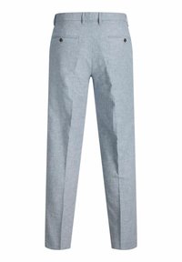 Pantaloni sartoriali grigio chiaro con passanti per cintura, due tasche posteriori a filetto con bottone e taglio a gamba dritta, mostrati da dietro.