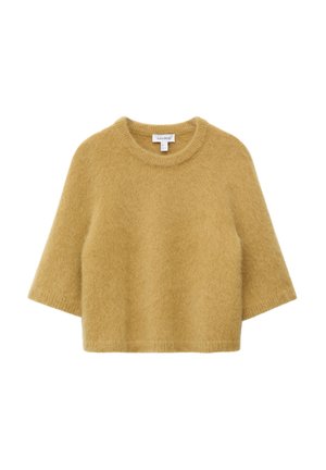 Loszittende, pluizige mosterdgele trui met een ronde hals en driekwartmouwen op een witte achtergrond.