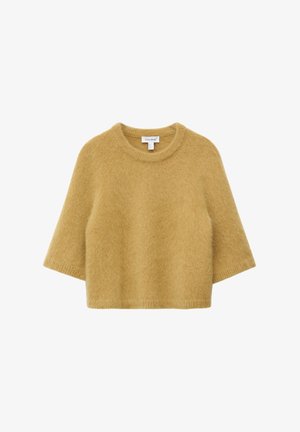 Loszittende, pluizige mosterdgele trui met een ronde hals en driekwartmouwen op een witte achtergrond.