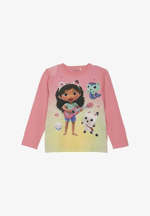 Rosa Langarmshirt mit einem Mädchen mit lockigem Haar, das eine pinke Gitarre spielt, umgeben von Cartoon-Tieren auf einem bunten Hintergrund.